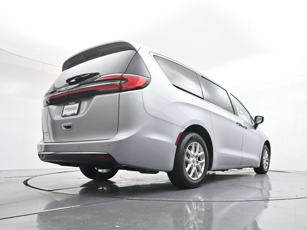 Used 2023 Chrysler Pacifica Touring-L FWD image 32