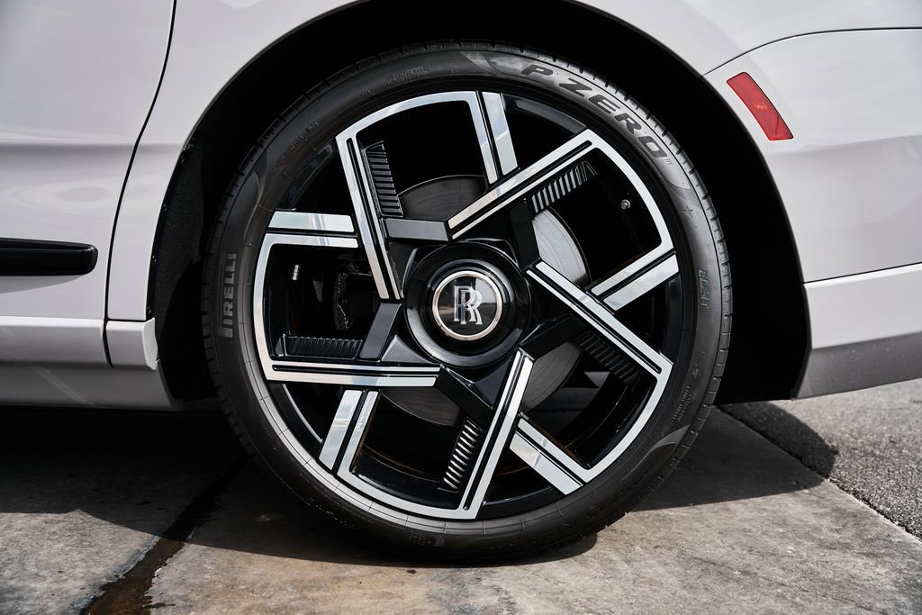 Used 2025 Rolls-Royce Cullinan Black Badge image 19