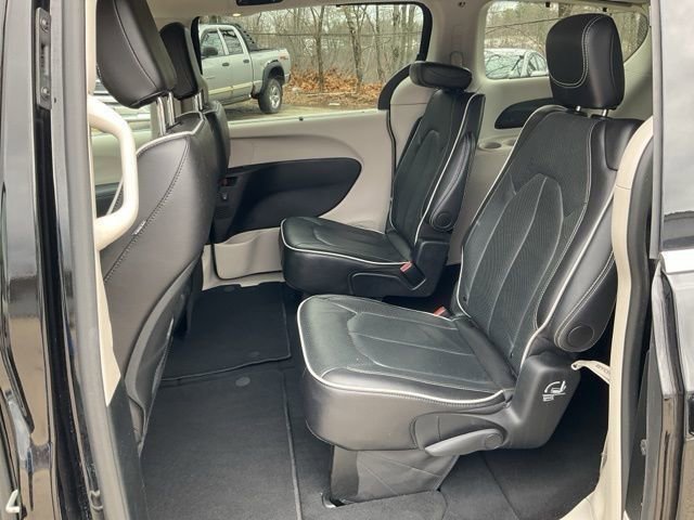 Used 2024 Chrysler Pacifica Limited FWD image 38