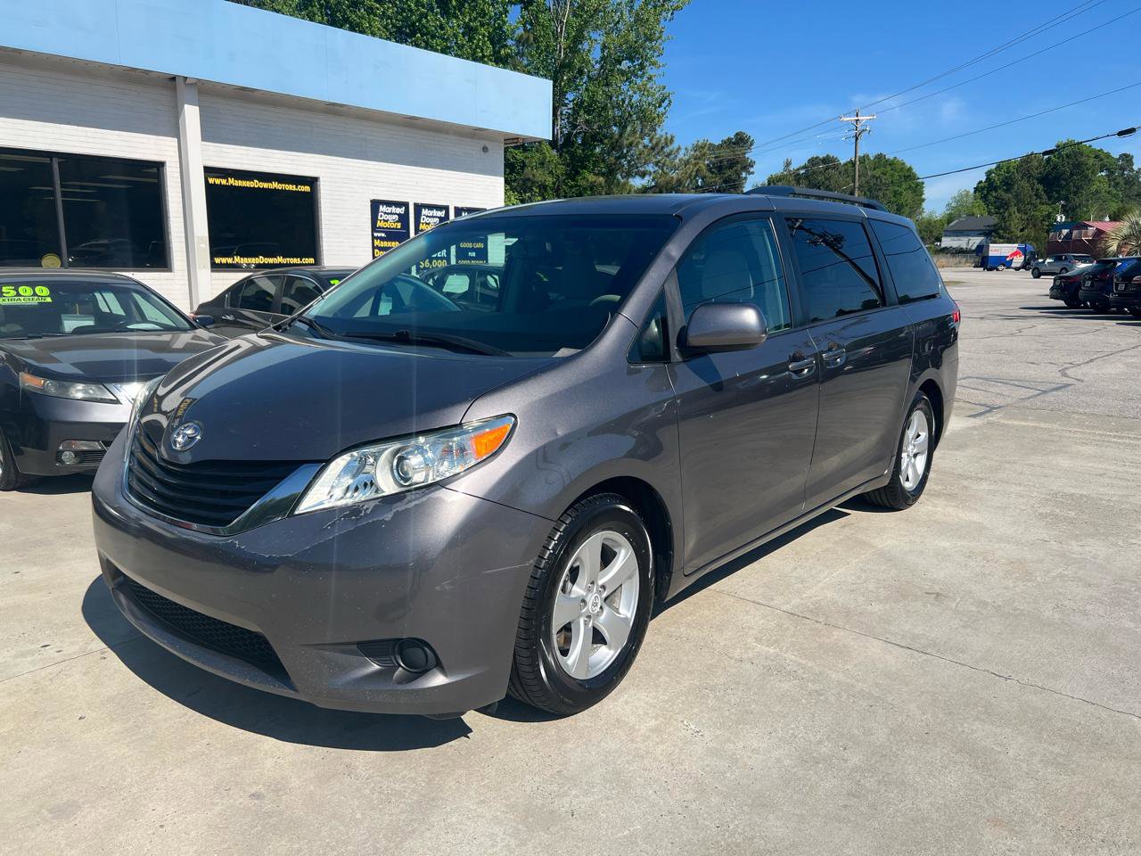 Used 2011 Toyota Sienna LE FWD image 2