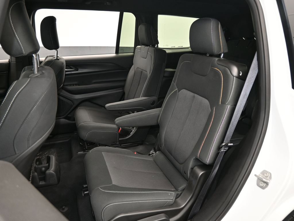 Used 2024 Jeep Grand Cherokee L Laredo image 34