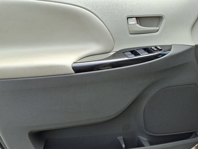 Used 2013 Toyota Sienna LE w/ Towing Pkg FWD image 15