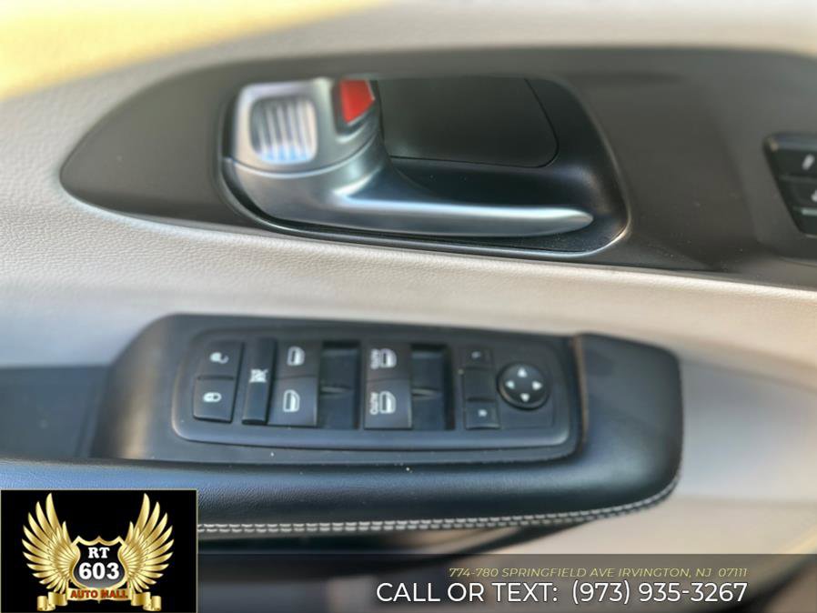 Used 2024 Chrysler Pacifica Touring-L image 27