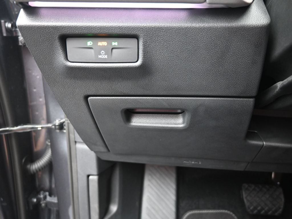 Used 2025 Volkswagen Tiguan SE FWD image 16