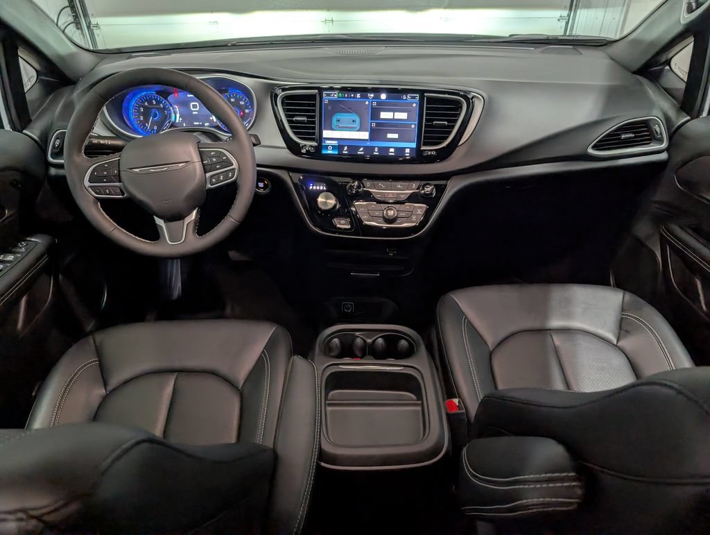 Used 2027 Chrysler Pacifica Select FWD image 12