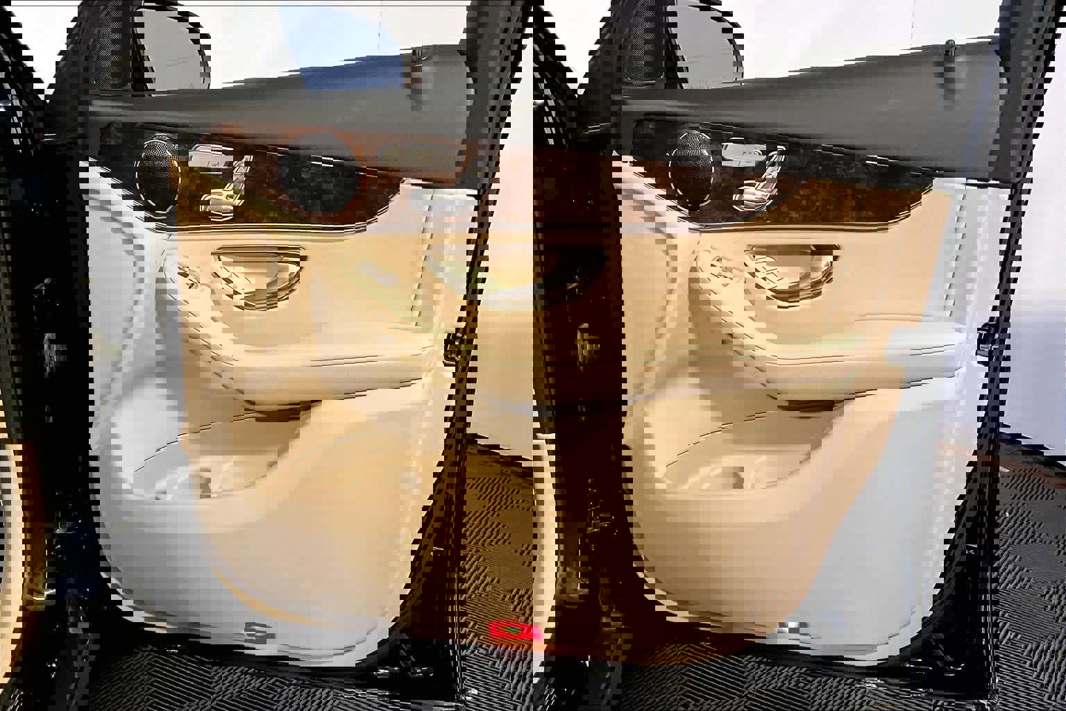 Used 2018 Mercedes-Benz GLC 300 4MATIC image 23