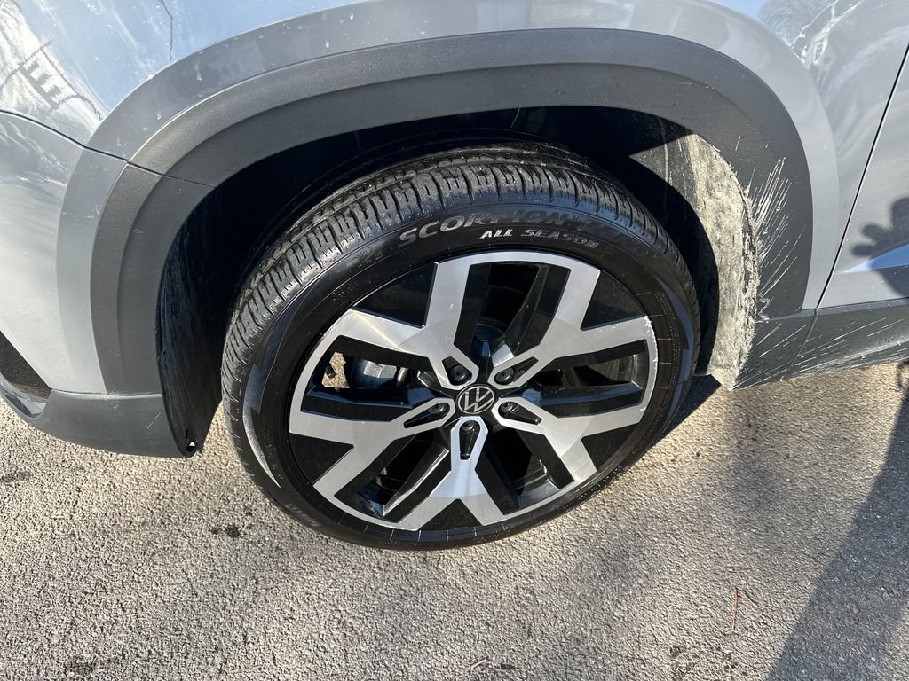 Certified 2023 Volkswagen Taos SEL image 2