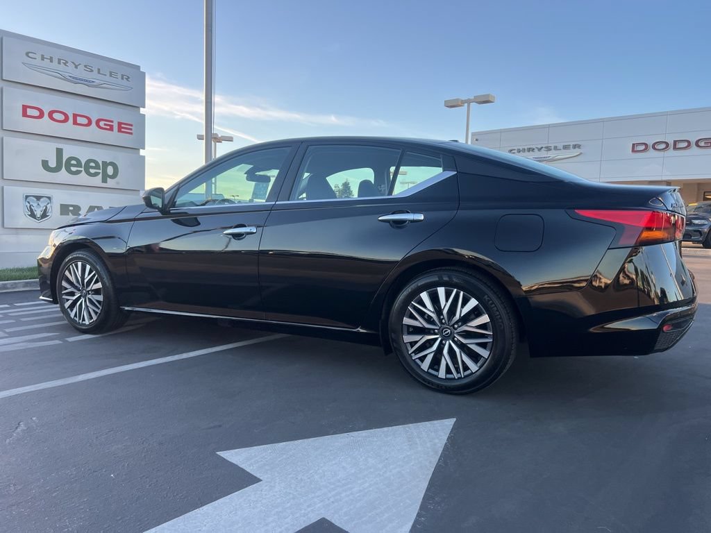 Used 2025 Nissan Altima 2.5 SV FWD image 14