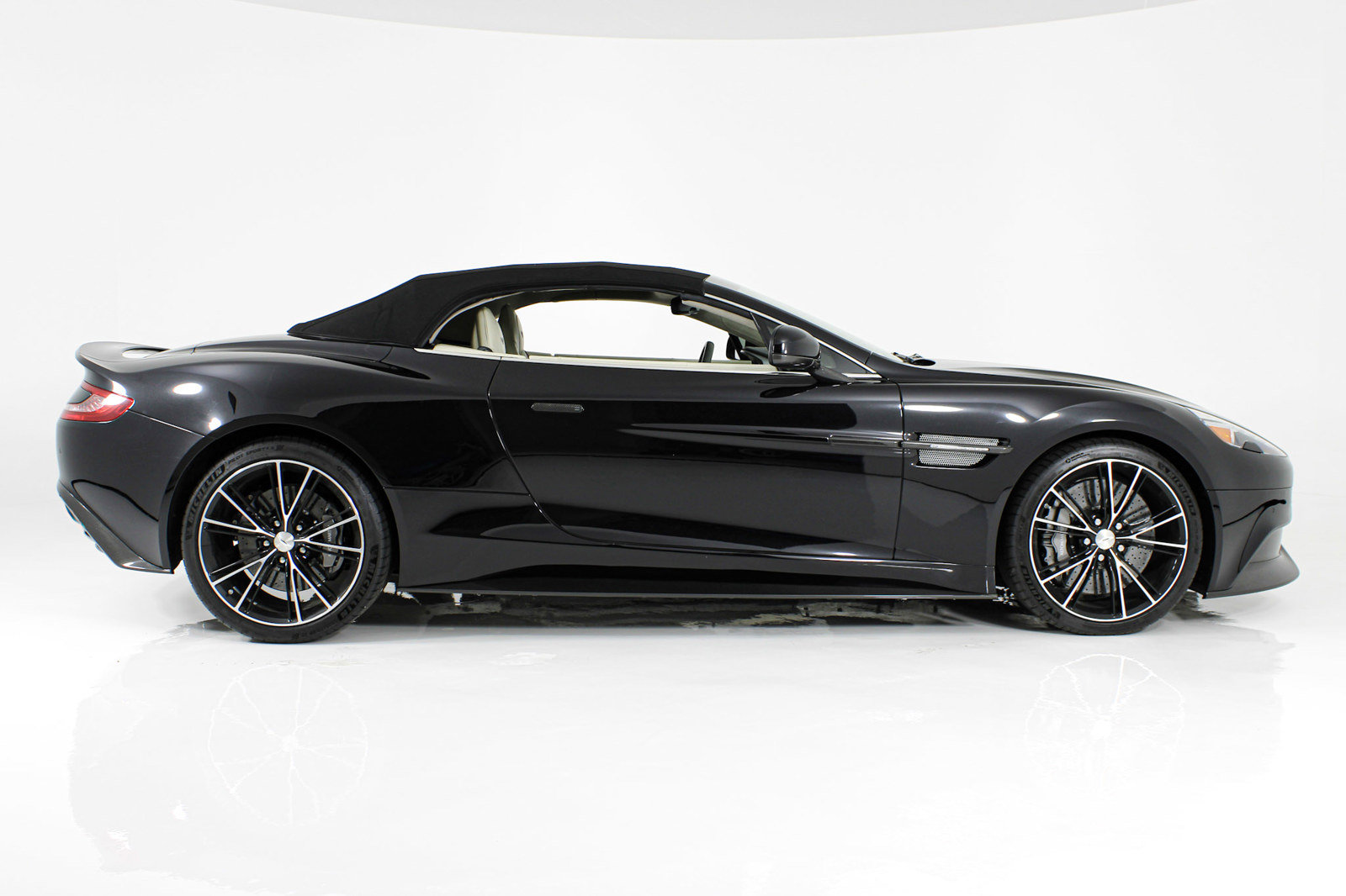 Used 2014 Aston Martin Vanquish Volante RWD image 13