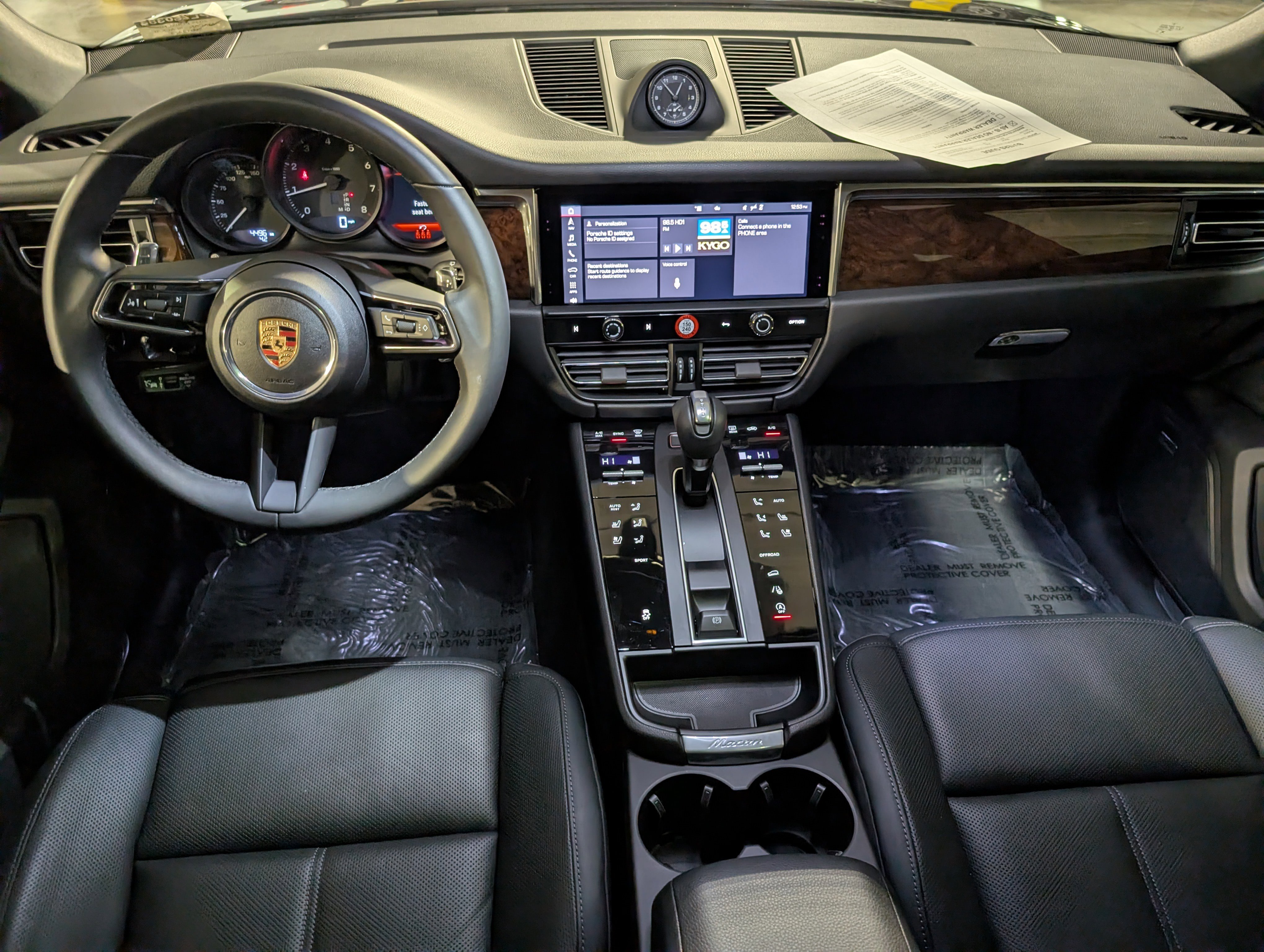 Certified 2025 Porsche Macan image 7