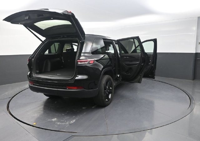 Used 2025 Jeep Grand Cherokee Altitude AWD/4WD image 35