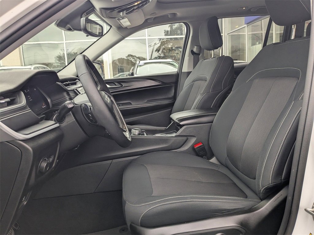 Used 2024 Jeep Grand Cherokee Laredo X image 2