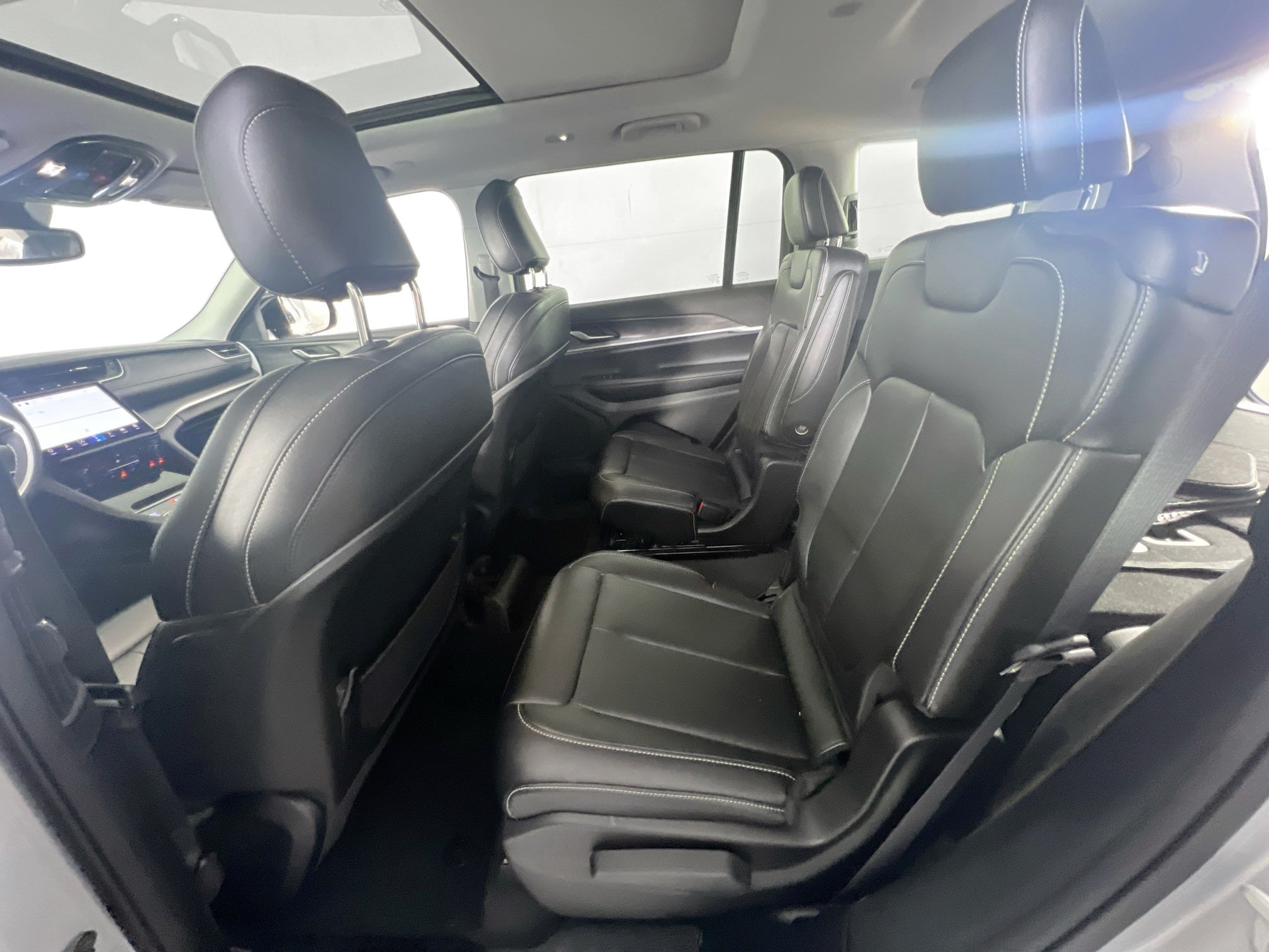 Used 2024 Jeep Grand Cherokee L Limited AWD/4WD image 25