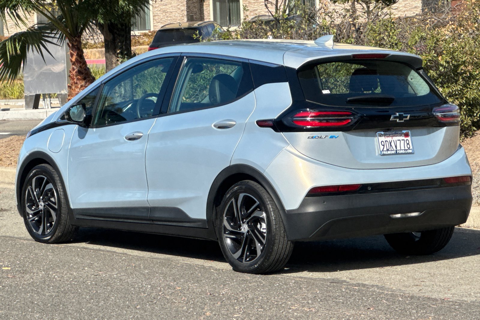Used 2023 Chevrolet Bolt LT w/ Infotainment Package FWD image 5