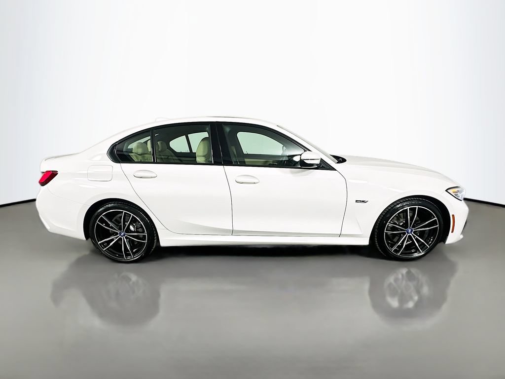 Used 2022 BMW 330e w/ M Sport Package RWD image 4