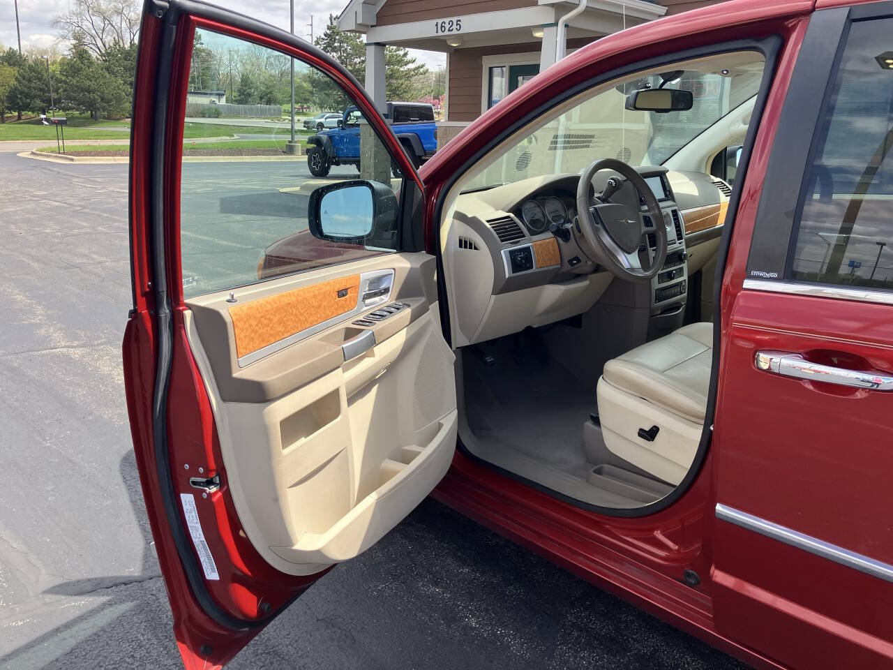 Used 2009 Chrysler Town & Country Limited w/ Entertainment Group #3 FWD image 9