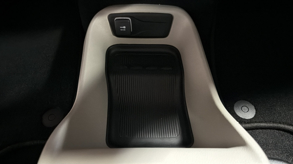 Used 2023 Chrysler Voyager LX FWD image 31