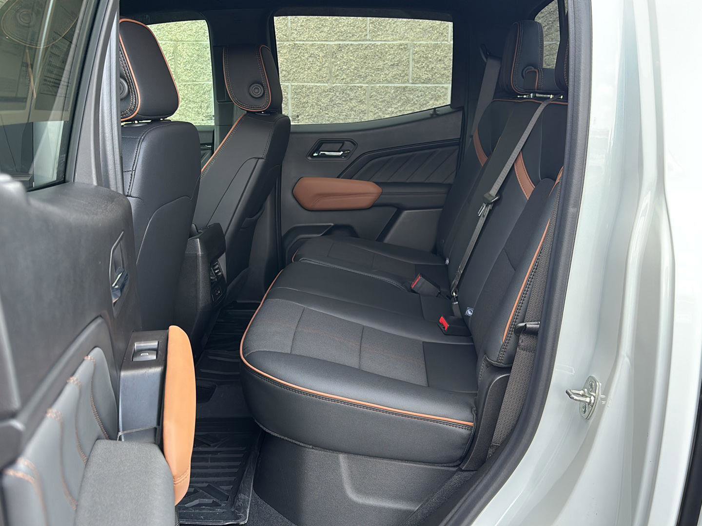 Used 2024 GMC Canyon AT4 w/ Technology Package image 26