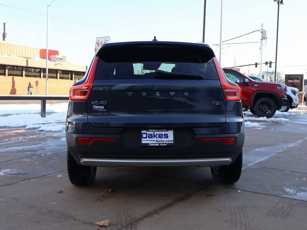 Used 2022 Volvo XC40 T5 Momentum image 6