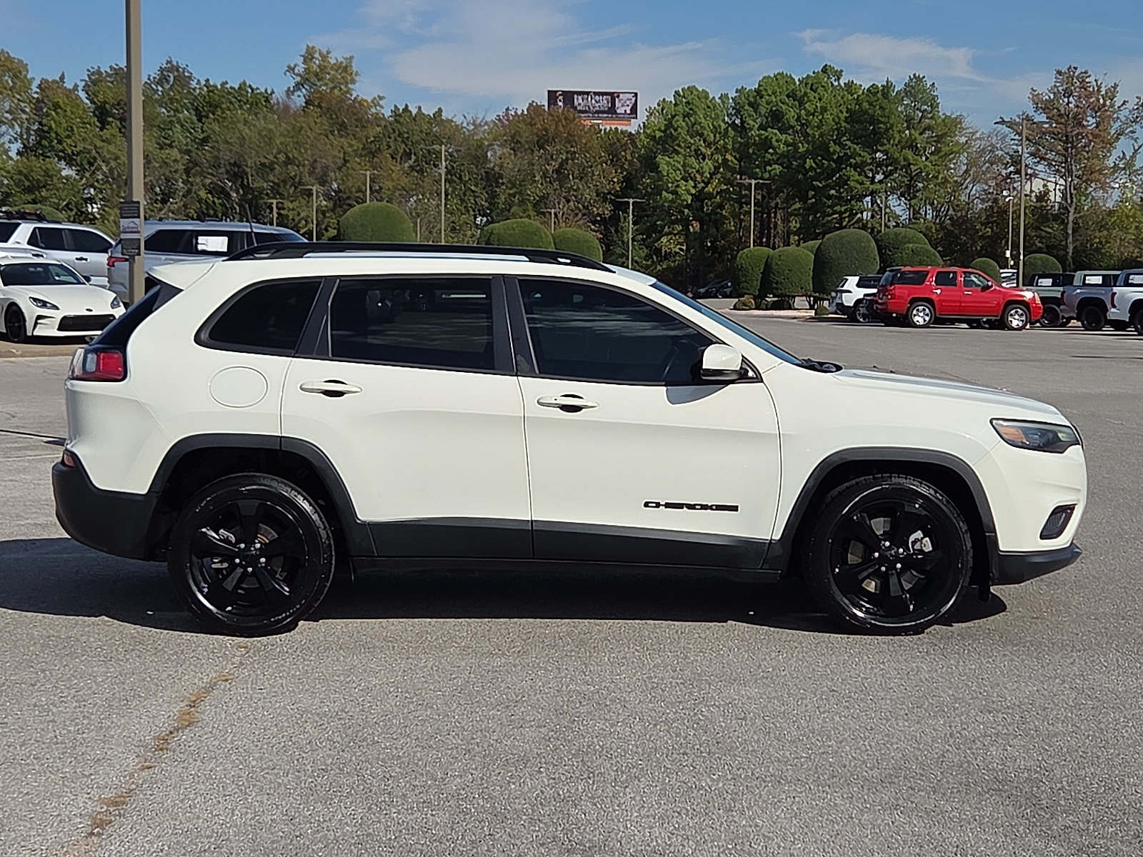 Used 2019 Jeep Cherokee Latitude Plus FWD image 6