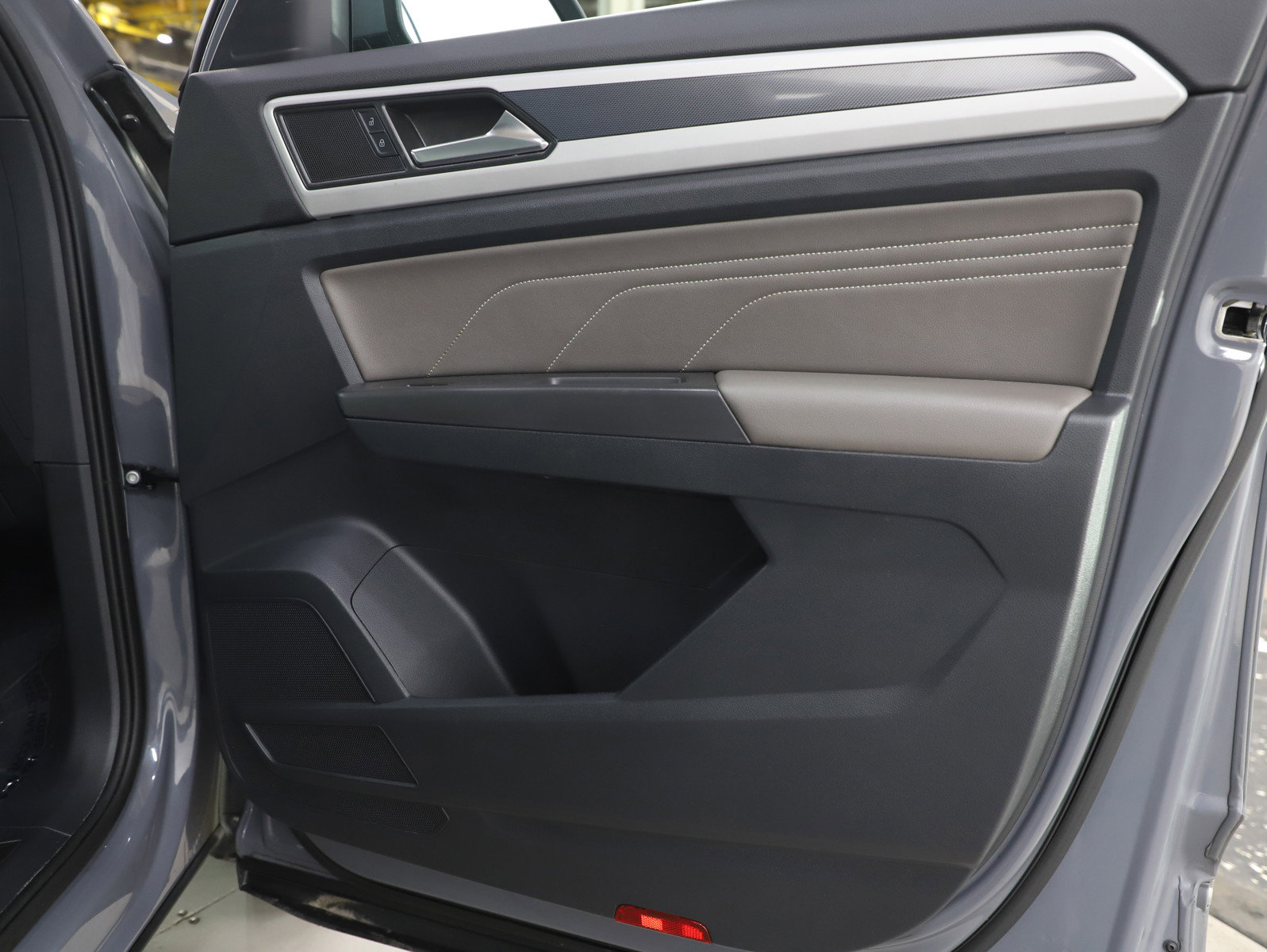 Used 2022 Volkswagen Atlas Cross Sport SEL R-Line image 9