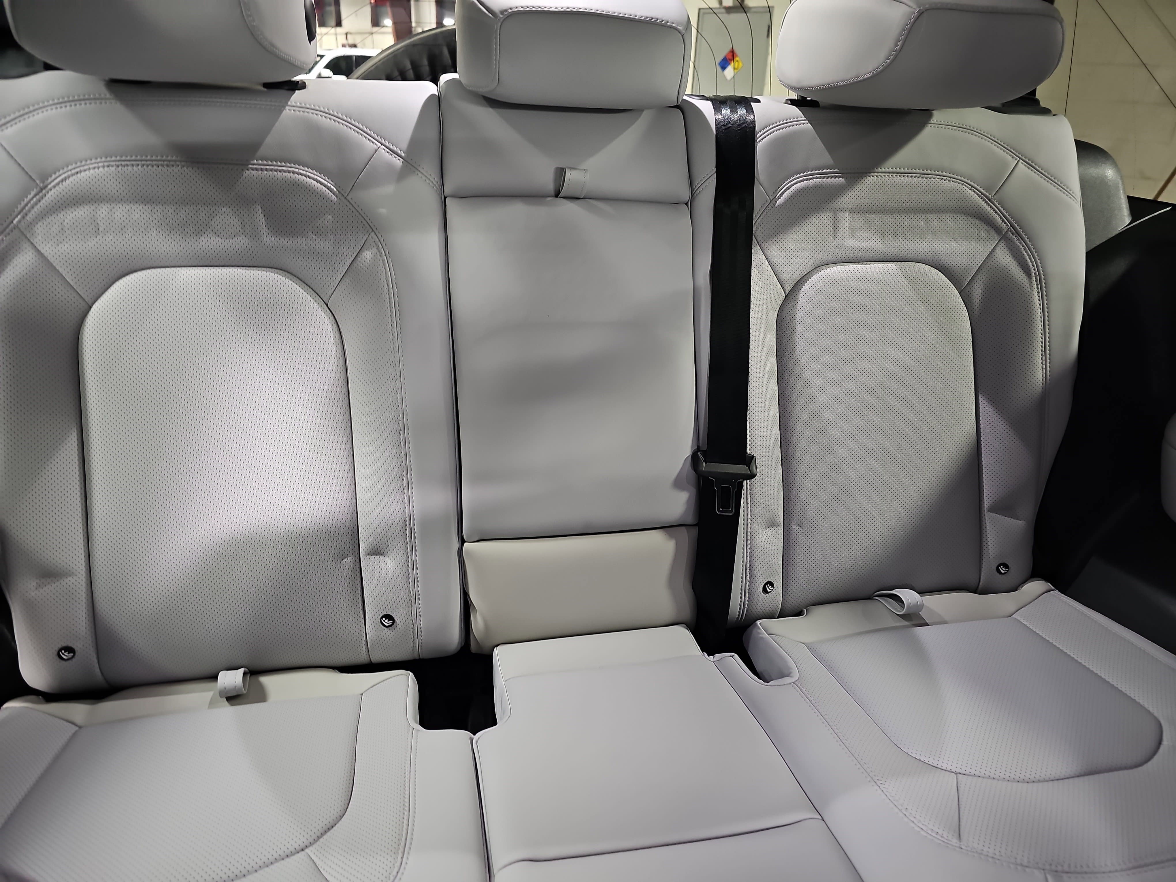 Used 2025 Land Rover Defender 90 X-Dynamic SE image 12