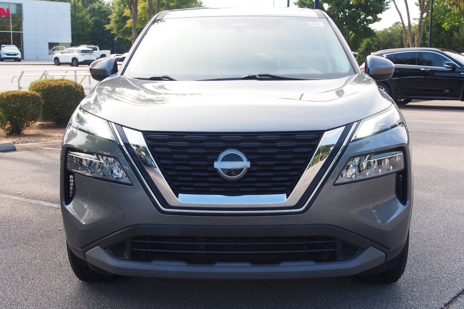Used 2023 Nissan Rogue SV FWD image 2