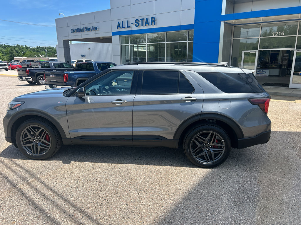 Used 2025 Ford Explorer ST-Line w/ ST-Line Street Pack AWD/4WD image 2