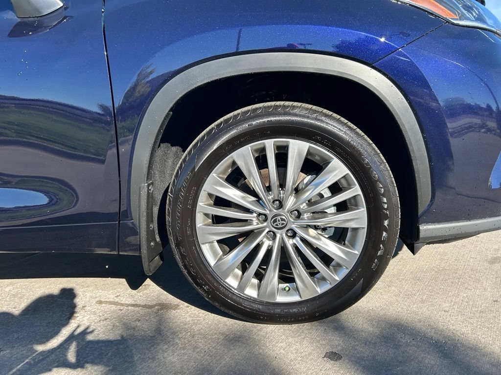 Used 2026 Toyota Highlander Limited AWD/4WD image 31