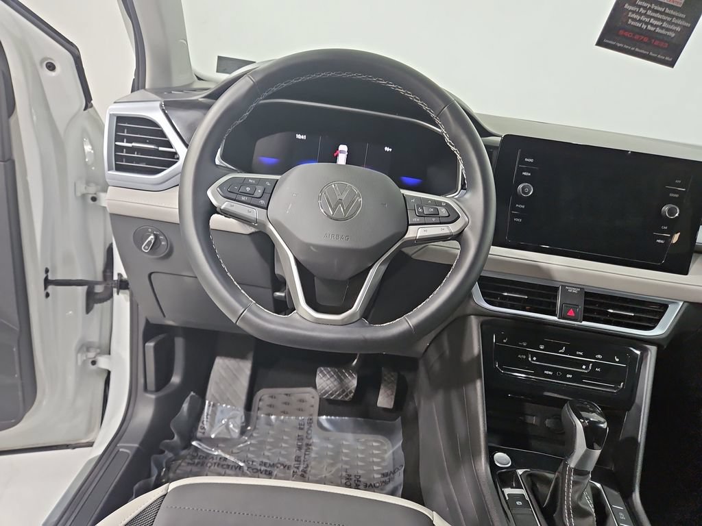 Used 2025 Volkswagen Taos SE w/ Panoramic Sunroof Package FWD image 16