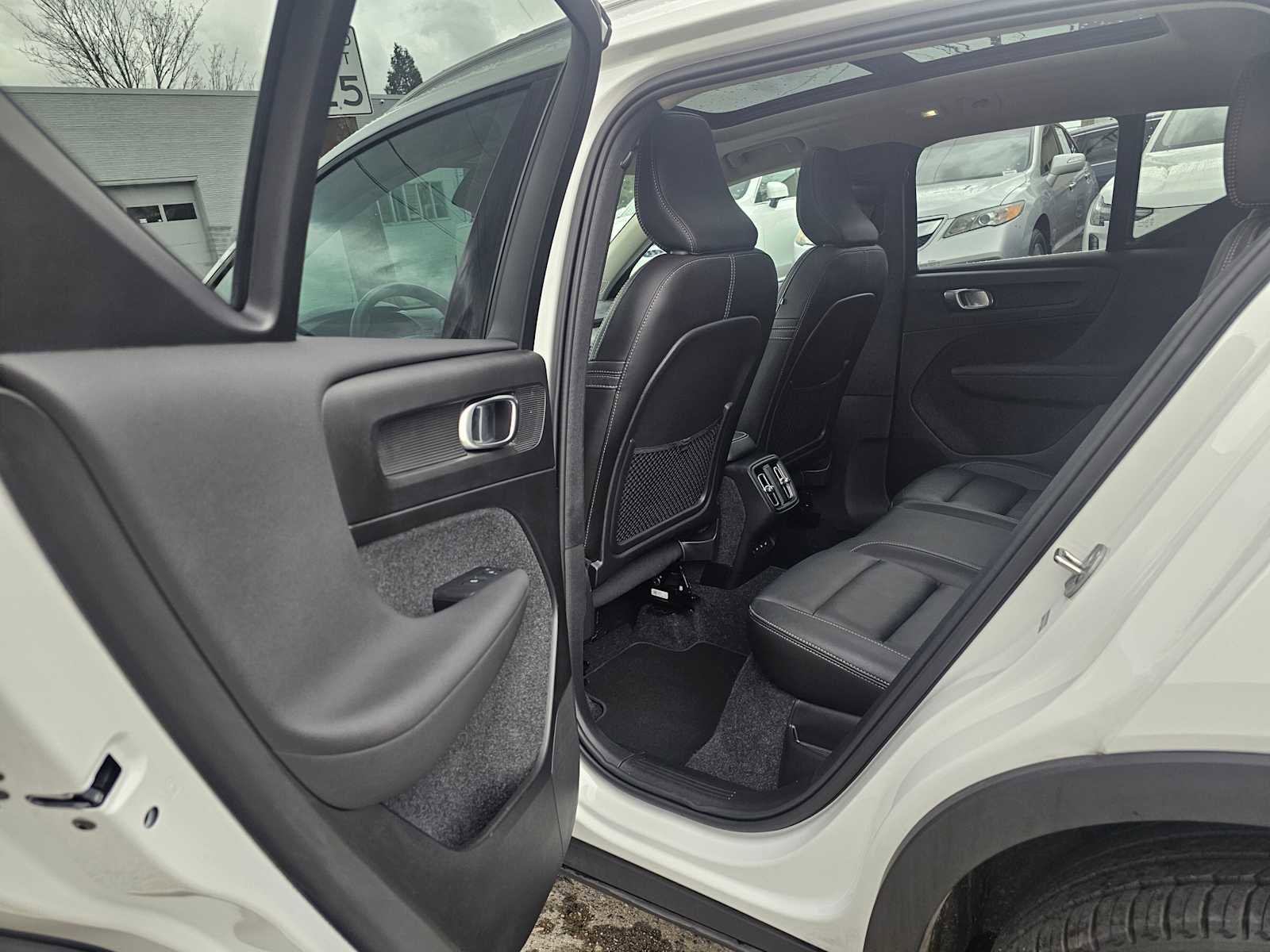 Certified 2025 Volvo XC40 B5 Core w/ Protection Package Premier image 17