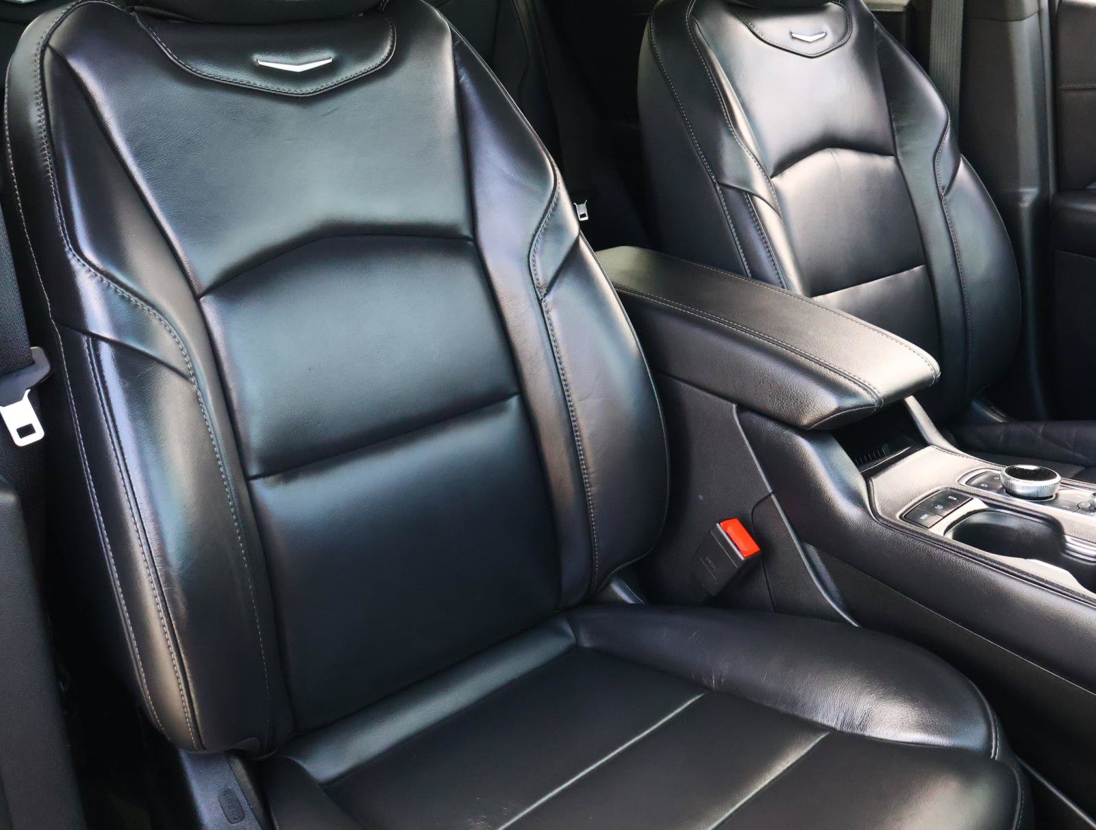 Used 2023 Cadillac XT4 Luxury w/ Cold Weather Package FWD image 23