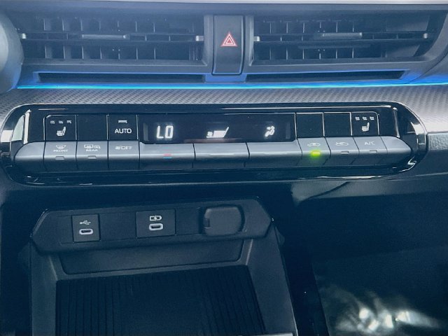 Used 2025 Toyota Prius XLE FWD image 23