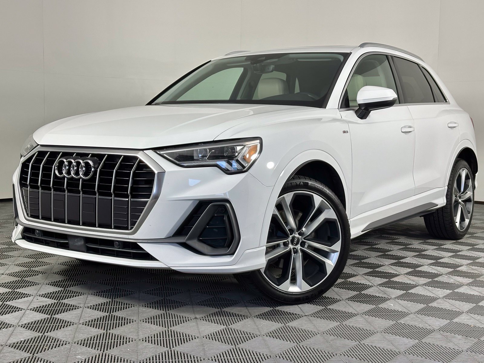 Used 2020 Audi Q3 2.0T Premium Plus w/ Premium Plus Package AWD/4WD image 35