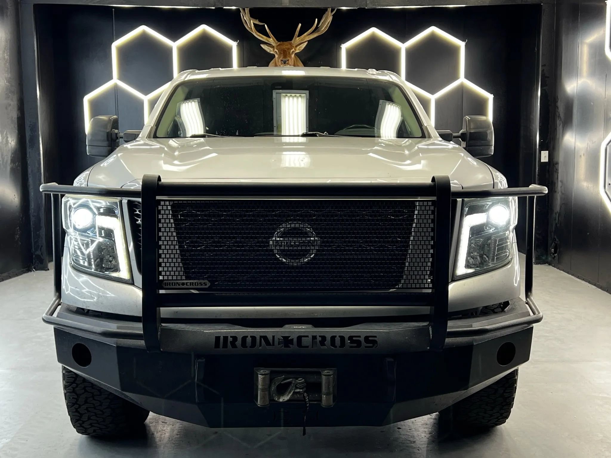 Used 2017 Nissan Titan PRO-4X AWD/4WD image 3