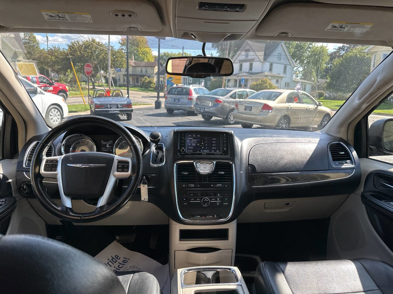 Used 2015 Chrysler Town & Country Touring image 16