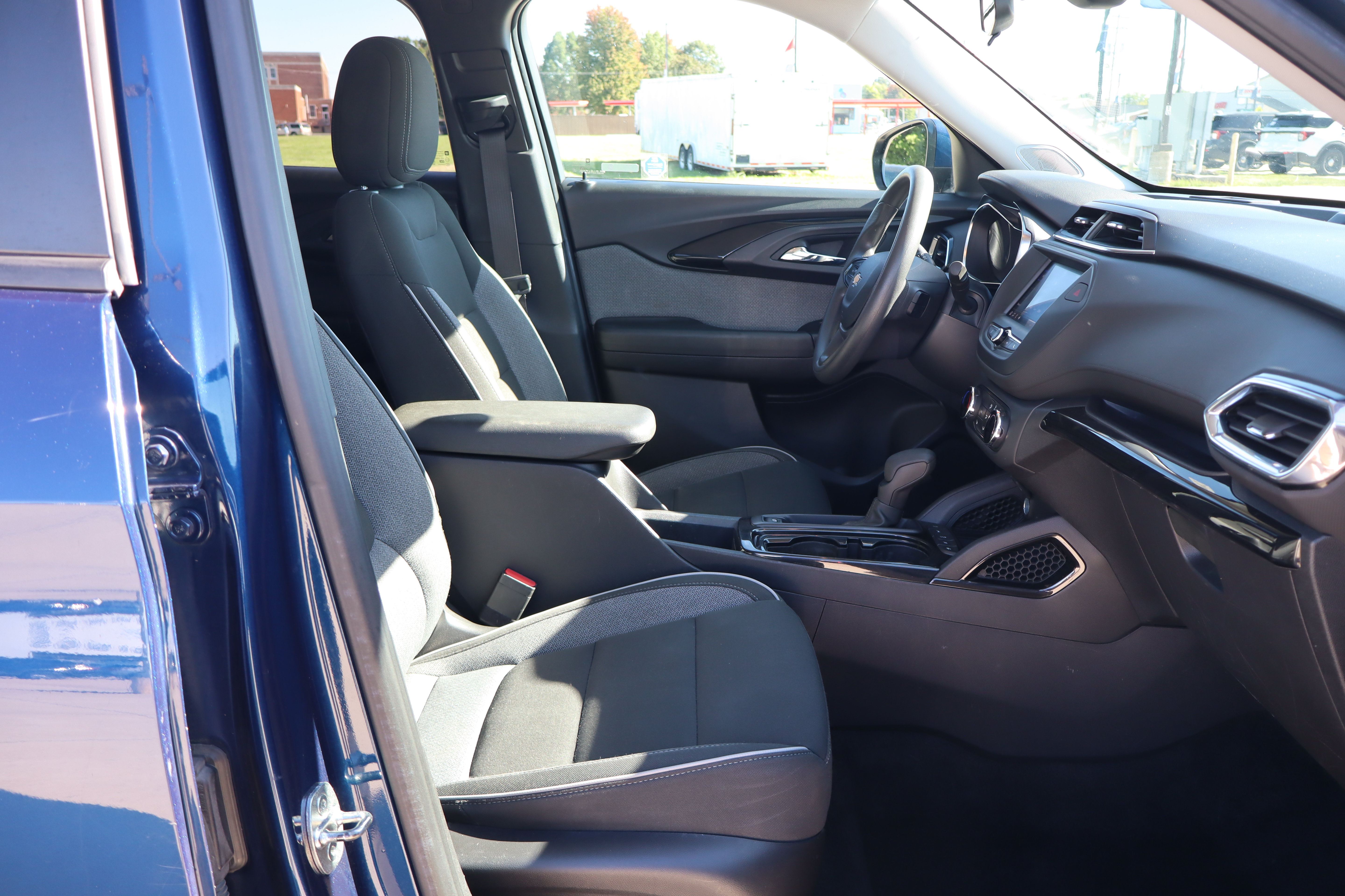Used 2022 Chevrolet TrailBlazer LT w/ LPO, Blackout Package FWD image 13