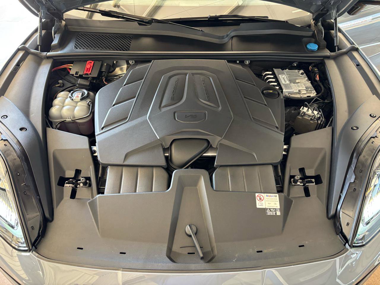 Used 2024 Porsche Cayenne Coupe image 38