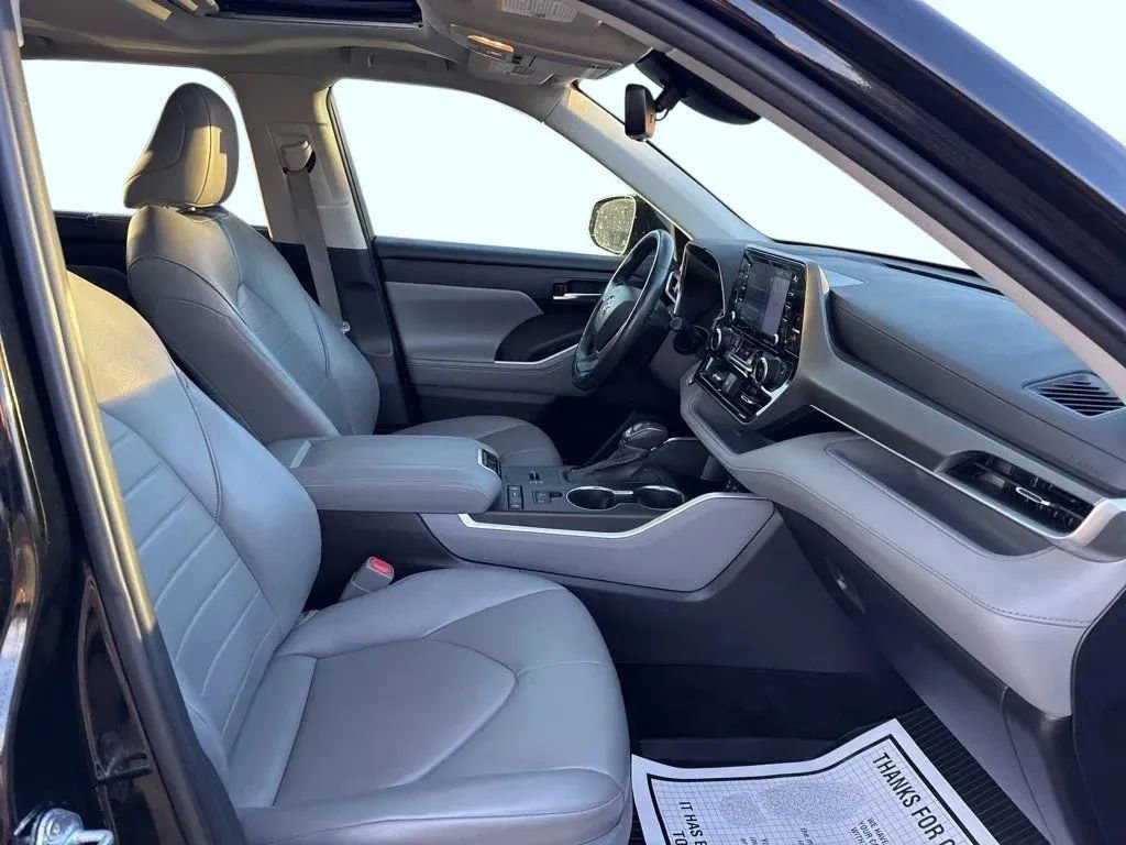 Used 2022 Toyota Highlander XLE FWD image 14