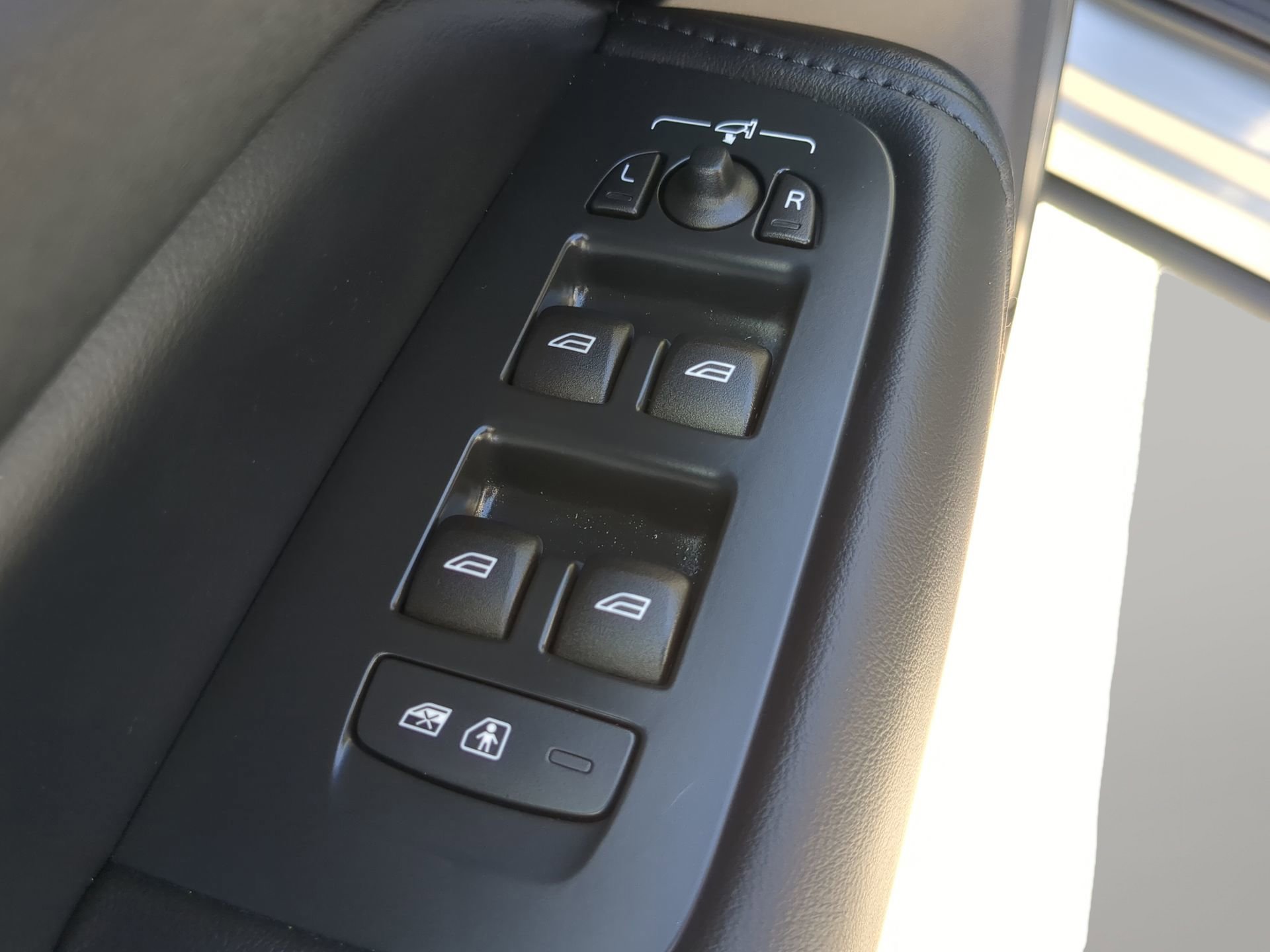 Used 2025 Volvo XC60 B5 Plus image 47