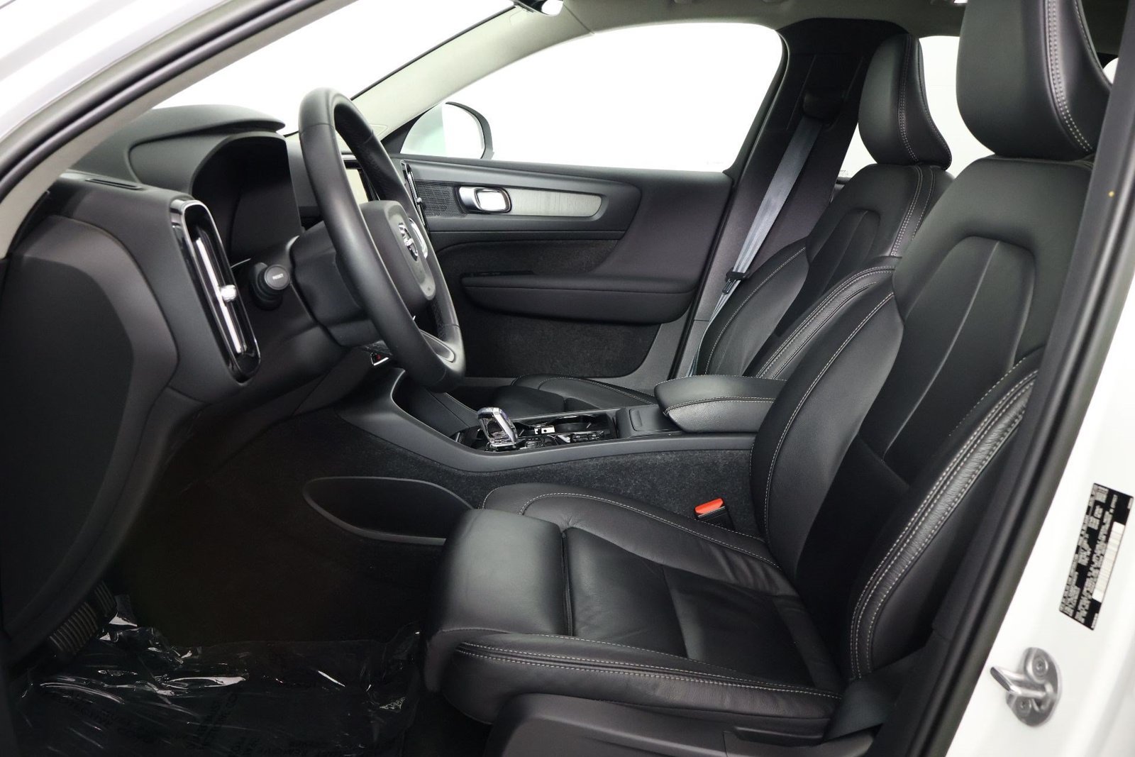 Certified 2023 Volvo XC40 B5 Plus w/ Driver Assist Package AWD/4WD image 31