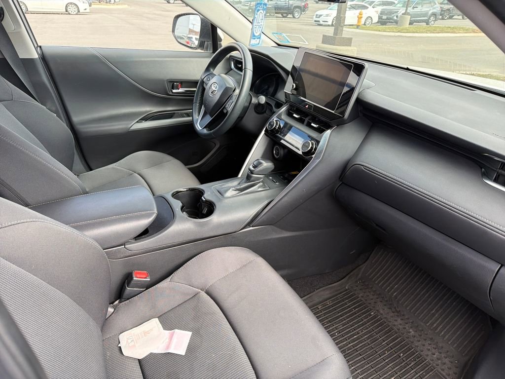 Used 2023 Toyota Venza LE image 16