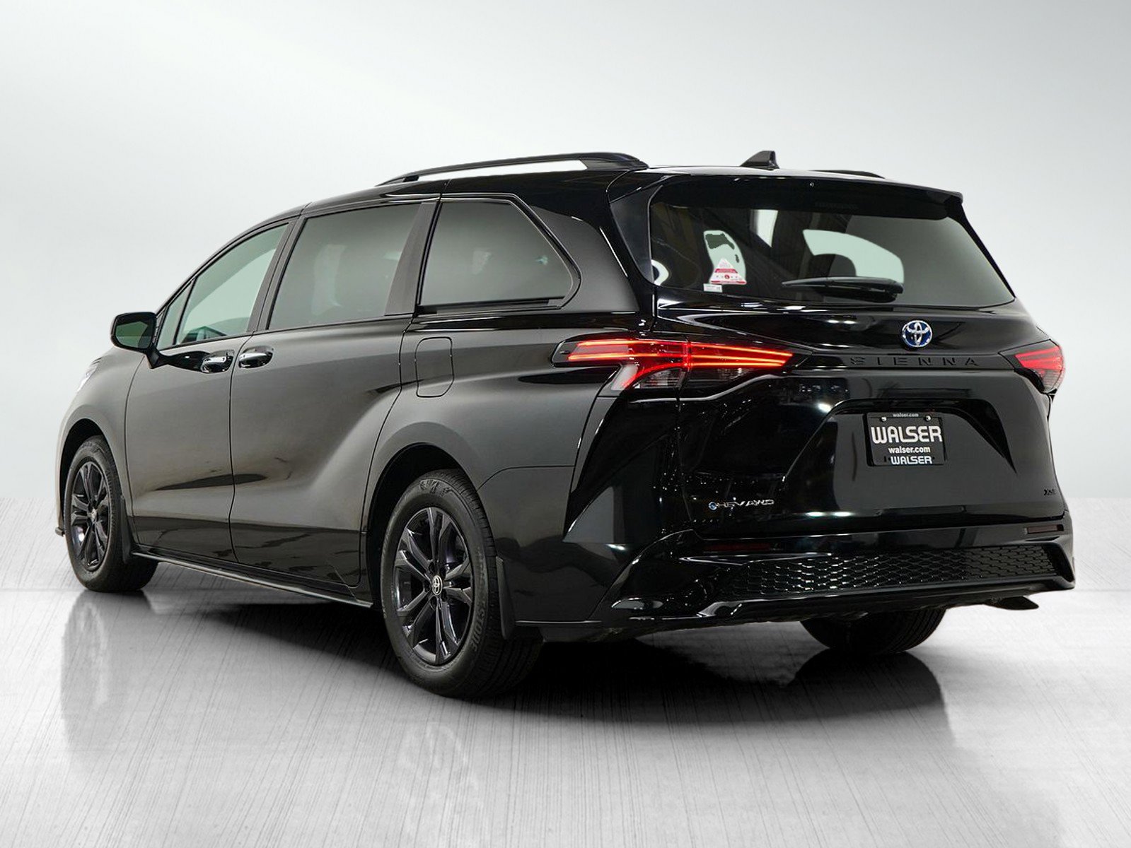 Used 2025 Toyota Sienna LE AWD/4WD image 3
