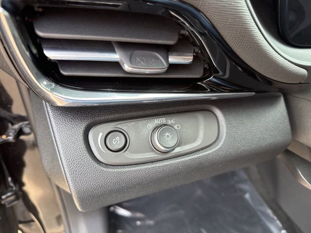 Used 2025 Buick Envista Sport Touring image 23