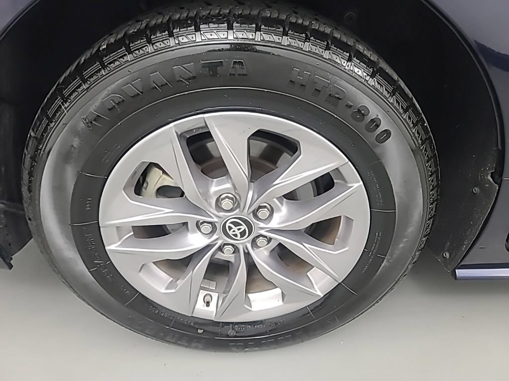 Used 2025 Toyota Sienna XLE FWD image 13