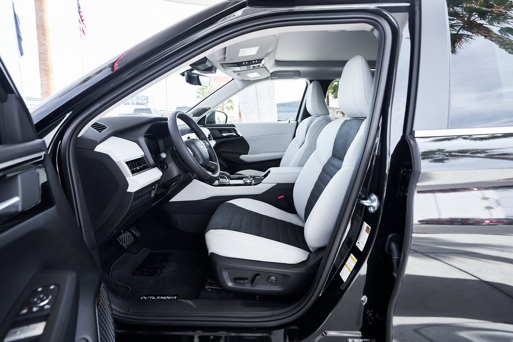 New 2025 Mitsubishi Outlander SE image 19