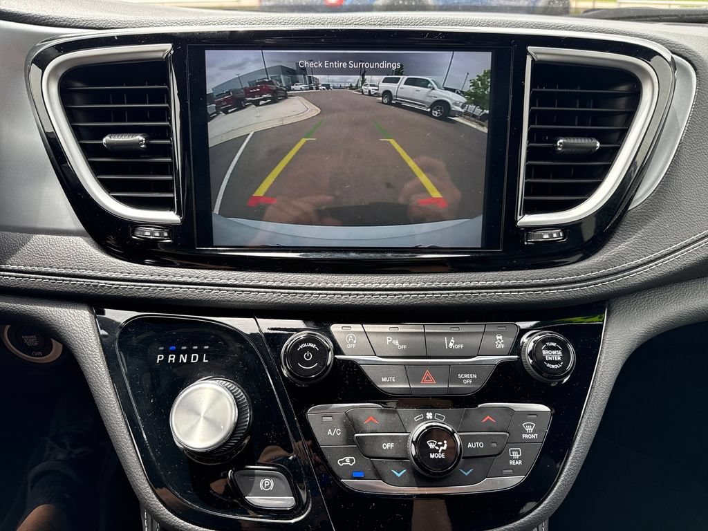 Used 2026 Chrysler Pacifica Limited FWD image 20