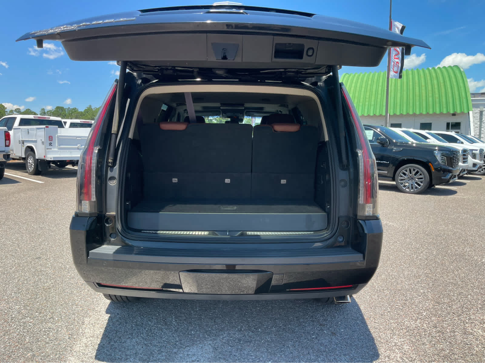 Used 2017 Cadillac Escalade Premium Luxury AWD/4WD image 17