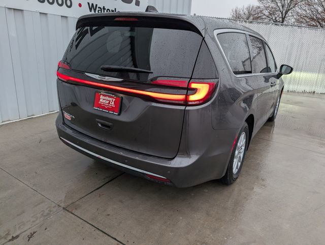 Used 2023 Chrysler Pacifica Touring-L image 23
