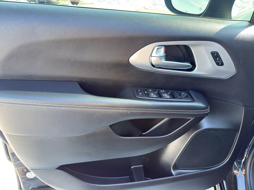 Used 2023 Chrysler Pacifica Touring-L w/ S Appearance Package image 14